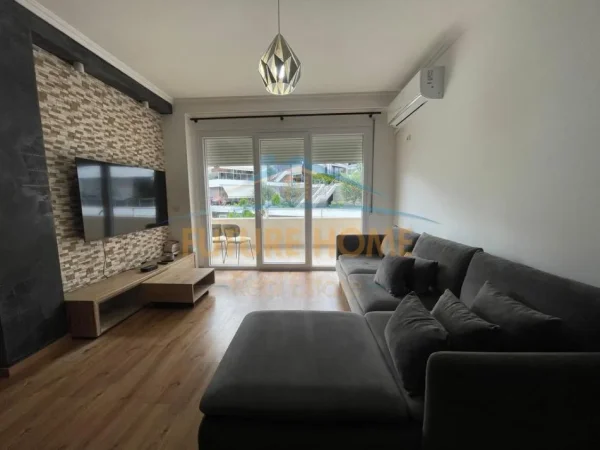 Tirane, jepet me qera apartament 2+1+2+Ballkon Kati 3, 108 m² 1.000 € (Kopshti Botanik)