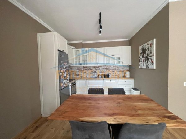 Tirane, jepet me qera apartament 2+1 Kati 3, 108 m² 1000 € (Kopshti Botanik, Tiranë)