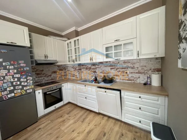 Tirane, jepet me qera apartament 2+1+2+Ballkon Kati 3, 108 m² 1.000 € (Kopshti Botanik)
