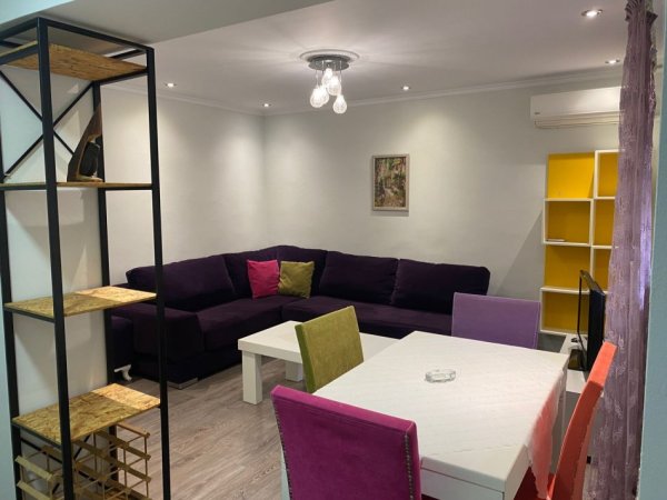 Tirane, jepet me qera apartament 2+1+Ballkon Kati 2, 80 m² 550 € (PORCELAN)
