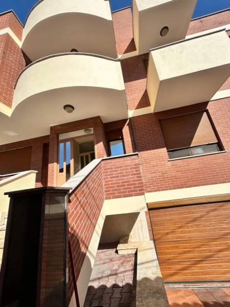 Tirane, jepet me qera Vile 3 Katshe , 254 m² 1.200 € (Kodra e Priftit)