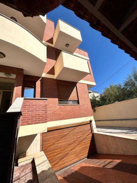 Tirane, jepet me qera Vile 3 Katshe , 254 m² 1.200 € (Kodra e Priftit)