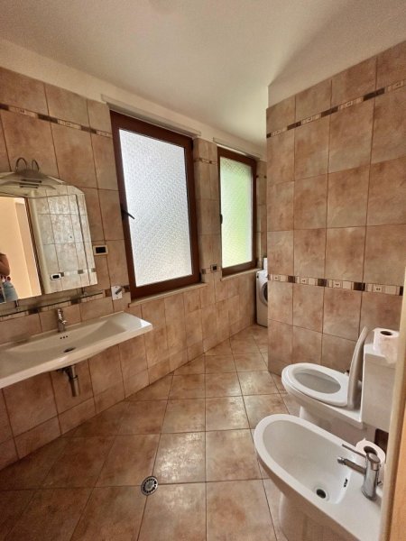 Tirane, jepet me qera Vile 3 Katshe , 254 m² 1.200 € (Kodra e Priftit)