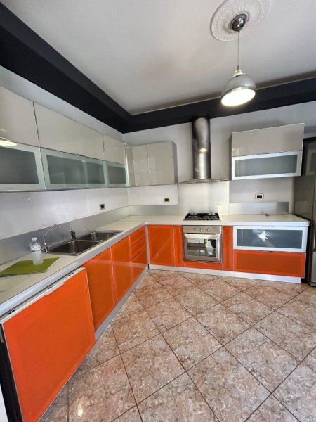 Tirane, jepet me qera Vile 3 Katshe , 254 m² 1.200 € (Kodra e Priftit)