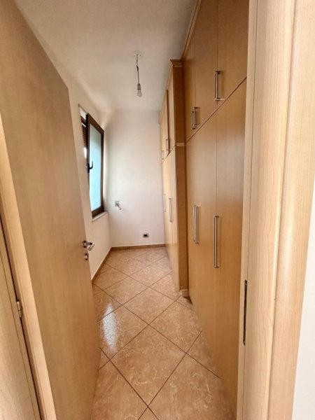 Tirane, jepet me qera Vile 3 Katshe , 254 m² 1.200 € (Kodra e Priftit)