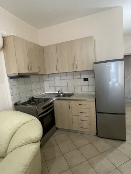 Tirane, jepet me qera apartament 1+1 Kati 0, 55 m² 33.000 € (Rr Gjin Gjergji)