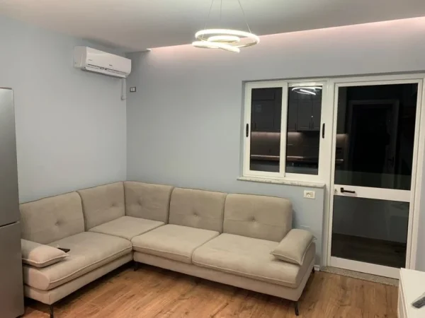 jepet me qera apartament 2+1+Ballkon Kati 3, 70 m² 700 € (Rruga muzaket)