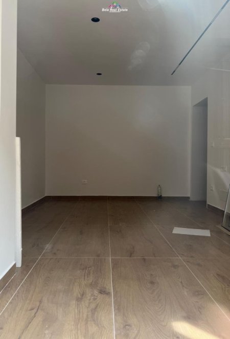 Tirane, jepet me qera zyre Kati 1, 50 m² 500 € (Shkolla Kongresi i Lushnjes)
