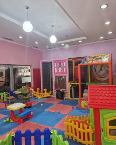 Tirane, shitet lokal Kati 0, 225 m² (Rruga e Dibres)