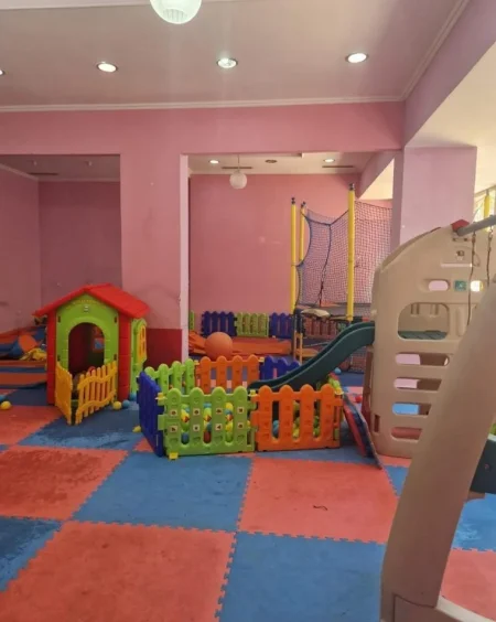 Tirane, shitet lokal Kati 0, 225 m² (Rruga e Dibres)