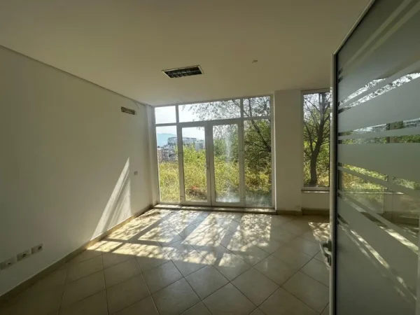 Tirane, jepet me qera zyre , 650 m² (Kodra e Diellit 1)