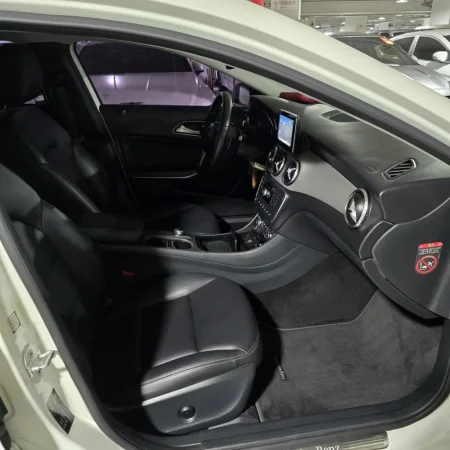 Tirane, SUV Mercedes-Benz GLA 200 4matic Nafte, e bardhë automatik Kondicioner 130.000 km 15.000 €