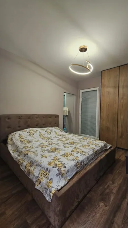 Tirane, jepet me qera apartament 2+1+Ballkon Kati 7, 120 m² 750 € (Rruga Muzaket pas viva market)
