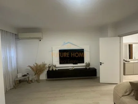 Tirane, qera apartament 2+1+Ballkon Kati 3, 116 m² (bryli)