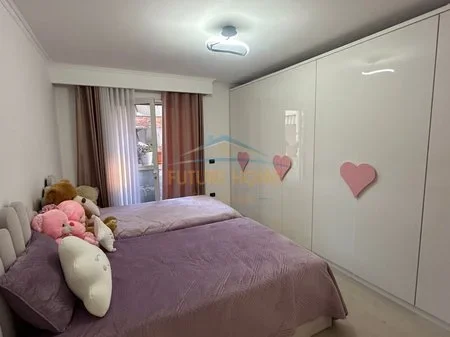 Tirane, qera apartament 2+1+Ballkon Kati 3, 116 m² (bryli)