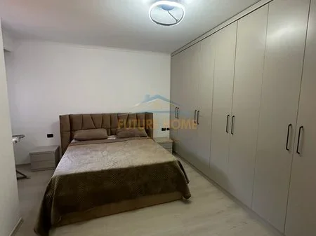 Tirane, qera apartament 2+1+Ballkon Kati 3, 116 m² (bryli)