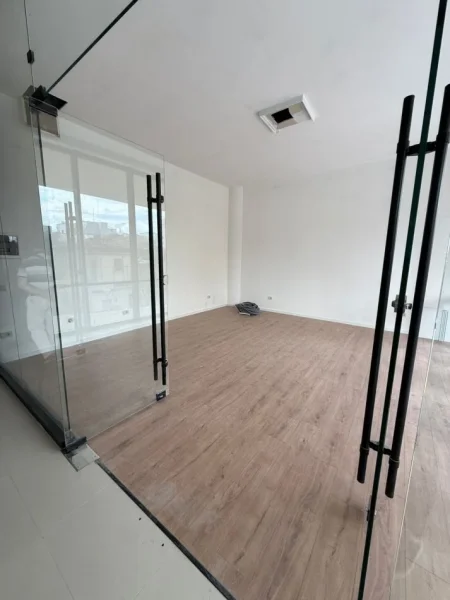 Tirane, jepet me qera dyqan Kati 2, 44 m² 1.000 € (Mine Peza)