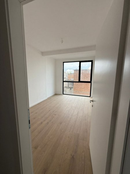 Tirane, jepet me qera zyre , 152 m² 1.500 € (Rr. Mine Peza)