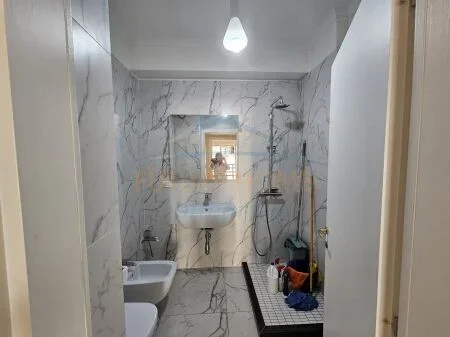Tirane, jepet me qera apartament 2+1+Ballkon Kati 4, 108 m² 800 € (selvia)