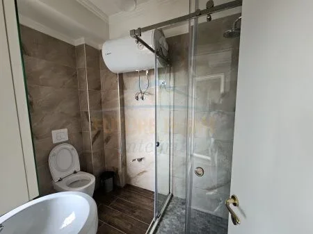 Tirane, jepet me qera apartament 2+1+Ballkon Kati 4, 108 m² 800 € (selvia)