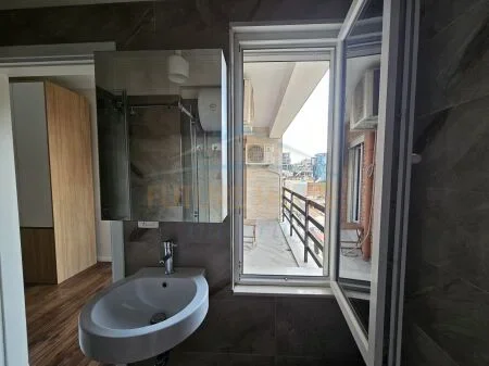 Tirane, jepet me qera apartament 2+1+Ballkon Kati 4, 108 m² 800 € (selvia)