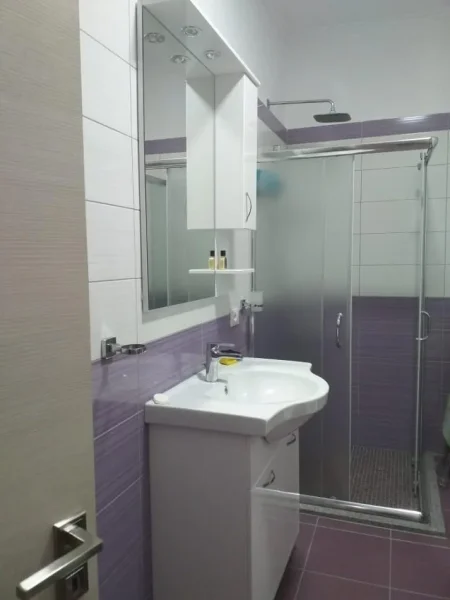 Tirane, jepet me qera apartament 1+1+Ballkon Kati 6, 700 € (Pazari i Ri)