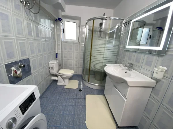 Tirane, jepet me qera apartament 2+1 Kati 4, 75 m² 600 € 