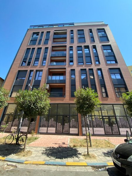 Tirane, jepet me qera ambjent biznesi Kati 0, 315 m² 4.500 € (Rr.Barrikadave)