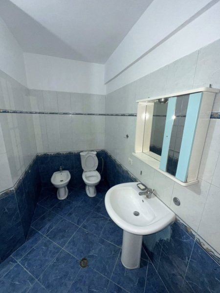 Durres, jepet me qera apartament 1+1+Ballkon Kati 1, 76 m² 300 € (Qera Apartament Sistemin 1+1 me ballkon Policia,Tek Banka Intesa San Paolo • 300€ +355 069 20 39 456 • pallat i ri me ashensor kati 1 Banim i dyti nga toka • Mobiluar (Mun...