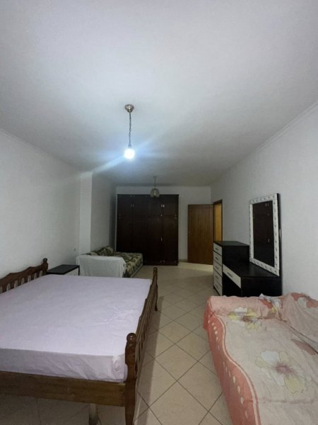 Durres, jepet me qera apartament 1+1+Ballkon Kati 1, 76 m² 300 € (Qera Apartament Sistemin 1+1 me ballkon Policia,Tek Banka Intesa San Paolo • 300€ +355 069 20 39 456 • pallat i ri me ashensor kati 1 Banim i dyti nga toka • Mobiluar (Mun...