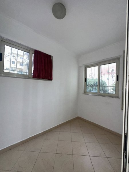 Durres, jepet me qera apartament 1+1+Ballkon Kati 1, 76 m² 300 € (Qera Apartament Sistemin 1+1 me ballkon Policia,Tek Banka Intesa San Paolo • 300€ +355 069 20 39 456 • pallat i ri me ashensor kati 1 Banim i dyti nga toka • Mobiluar (Mun...