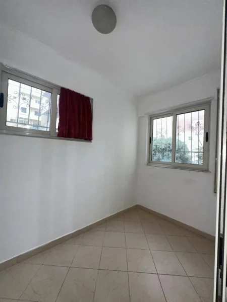 Durres, jepet me qera apartament 1+1+Ballkon Kati 1, 76 m² 300 € (Qera Apartament Sistemin 1+1 me ballkon Policia,Tek Banka Intesa San Paolo • 300€ +355 069 20 39 456 • pallat i ri me ashensor kati 1 Banim i dyti nga toka • Mobiluar (Mun...