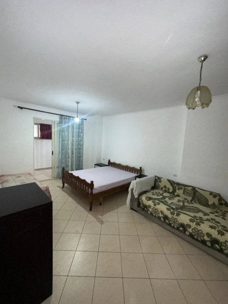 Durres, jepet me qera apartament 1+1+Ballkon Kati 1, 76 m² 300 € (Qera Apartament Sistemin 1+1 me ballkon Policia,Tek Banka Intesa San Paolo • 300€ +355 069 20 39 456 • pallat i ri me ashensor kati 1 Banim i dyti nga toka • Mobiluar (Mun...