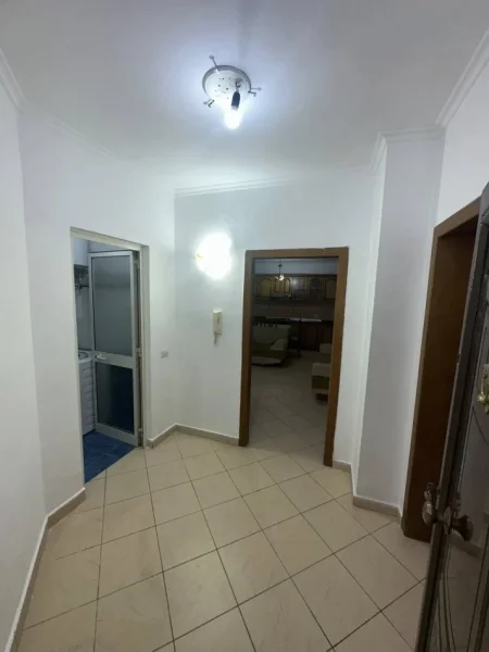 Durres, jepet me qera apartament 1+1+Ballkon Kati 1, 76 m² 300 € (Qera Apartament Sistemin 1+1 me ballkon Policia,Tek Banka Intesa San Paolo • 300€ +355 069 20 39 456 • pallat i ri me ashensor kati 1 Banim i dyti nga toka • Mobiluar (Mun...