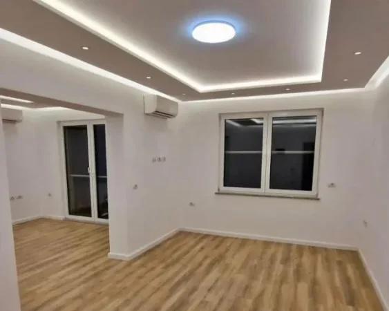 Tirane, jepet me qera ambjent biznesi Kati 5, 105 m² 900 € (rruga e durresit)