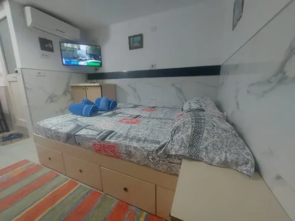 Tirane, jepet me qera apartament 1+1 Kati 1, 33 m² 360 € (Ish Frigoriferit)