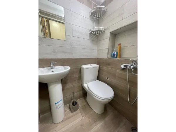 Tirane, jepet me qera apartament 1+1 Kati 2, 40 m² 360 € (Frigoriferi)
