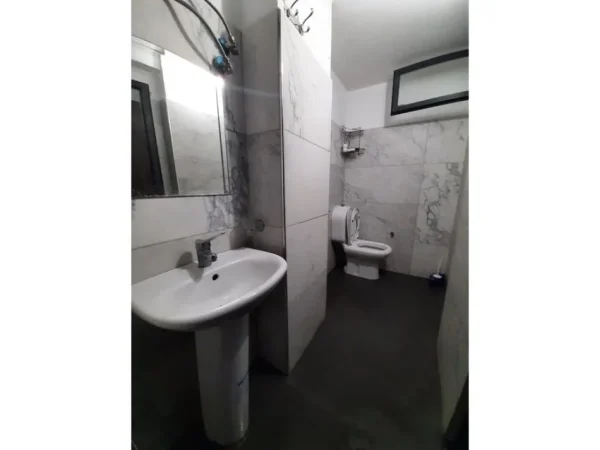 Tirane, jepet me qera apartament 1+1 Kati 1, 53 m² 430 € (Ish Frigoriferi)