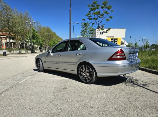 Korce, shitet makine C class 2005 200 cdi c klass Mercedes Nafte, gri metalizato manuale Kondicioner 235.000 km 4.300 €