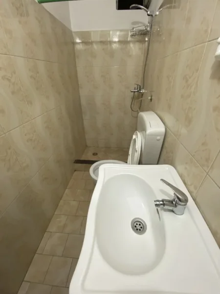 Tirane, jepet me qera shtepi 1+1 Kati 1, 51 m² 260 € (ruga 5 maj)