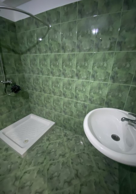Tirane, jepet me qera shtepi 1+1 Kati 1, 56 m² 260 € (ruga 5 maj)