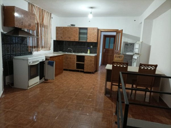 Tirane, jepet me qera shtepi 2+1+Ballkon Kati 0, 96 m² 450 € (ne Laprake Tirane.)