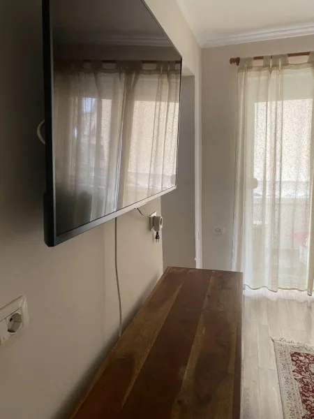 Tirane, jepet me qera apartament 1+1+Aneks+Ballkon Kati 4, 60 m² 1.000 € (Rr. Grigor Heba, ish-Shushica)