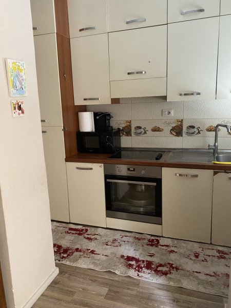 Tirane, jepet me qera apartament 1+1+Aneks+Ballkon Kati 4, 60 m² 1.000 € (Rr. Grigor Heba, ish-Shushica)