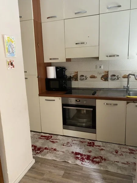 Tirane, jepet me qera apartament 1+1+Aneks+Ballkon Kati 4, 60 m² 1.000 € (Rr. Grigor Heba, ish-Shushica)