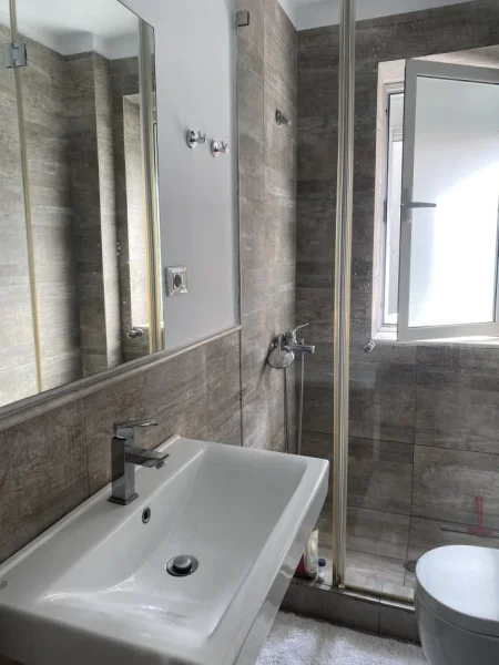 Tirane, jepet me qera apartament 1+1+Aneks+Ballkon Kati 4, 60 m² 1.000 € (Rr. Grigor Heba, ish-Shushica)