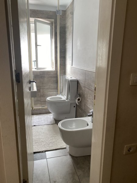 Tirane, jepet me qera apartament 1+1+Aneks+Ballkon Kati 4, 60 m² 1.000 € (Rr. Grigor Heba, ish-Shushica)