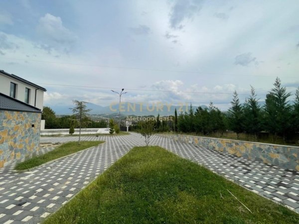 Tirane, jepet me qera Vile 1 Katshe Kati 1, 2.000 m² 4.500 € (Berzhite, Tirane)