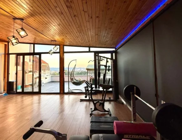 SHITET: PENTHOUSE UNIK 🔥(250 m2) *(📍 Fresk- Qesarake)  ME SUPER PAMJE NGA TIRANA || 300.000 Euro || I mobiluar me super Cilësi 🏡