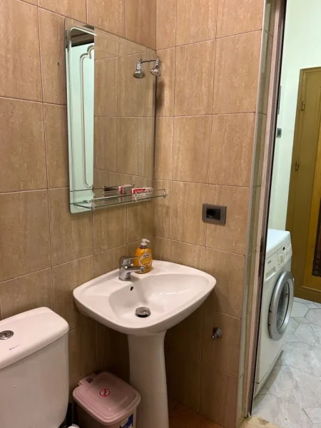 Tirane, jepet me qera nga Pronari, pa-komision apartament 1+1 Kati 3, 500 € (Sheshi Wilson)